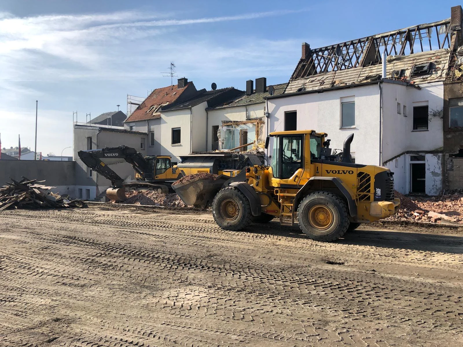 Tiefbau- und Abbruch-Referenz: Erdarbeiten und Gebäudeabbruch mit Radlader