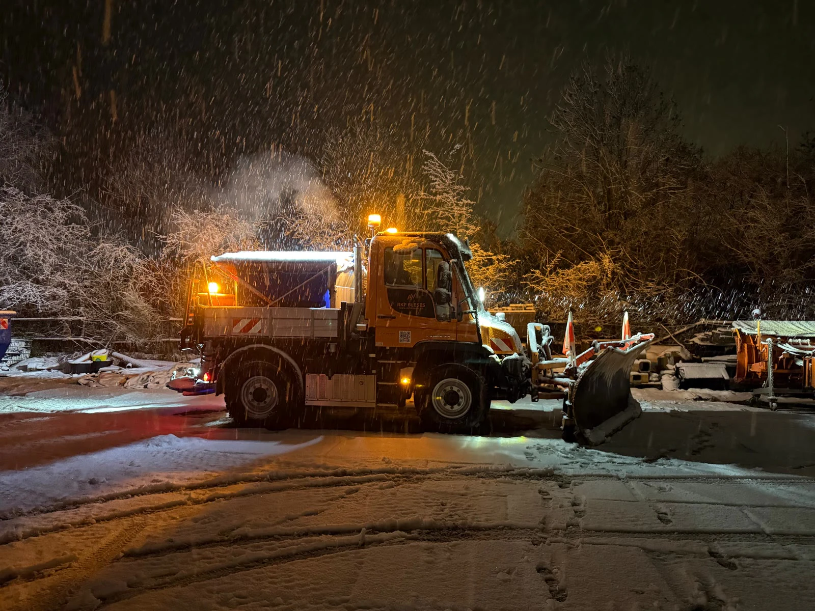 Winterdienst-Referenz: Räum- und Streueinsatz bei Nacht im Schnee